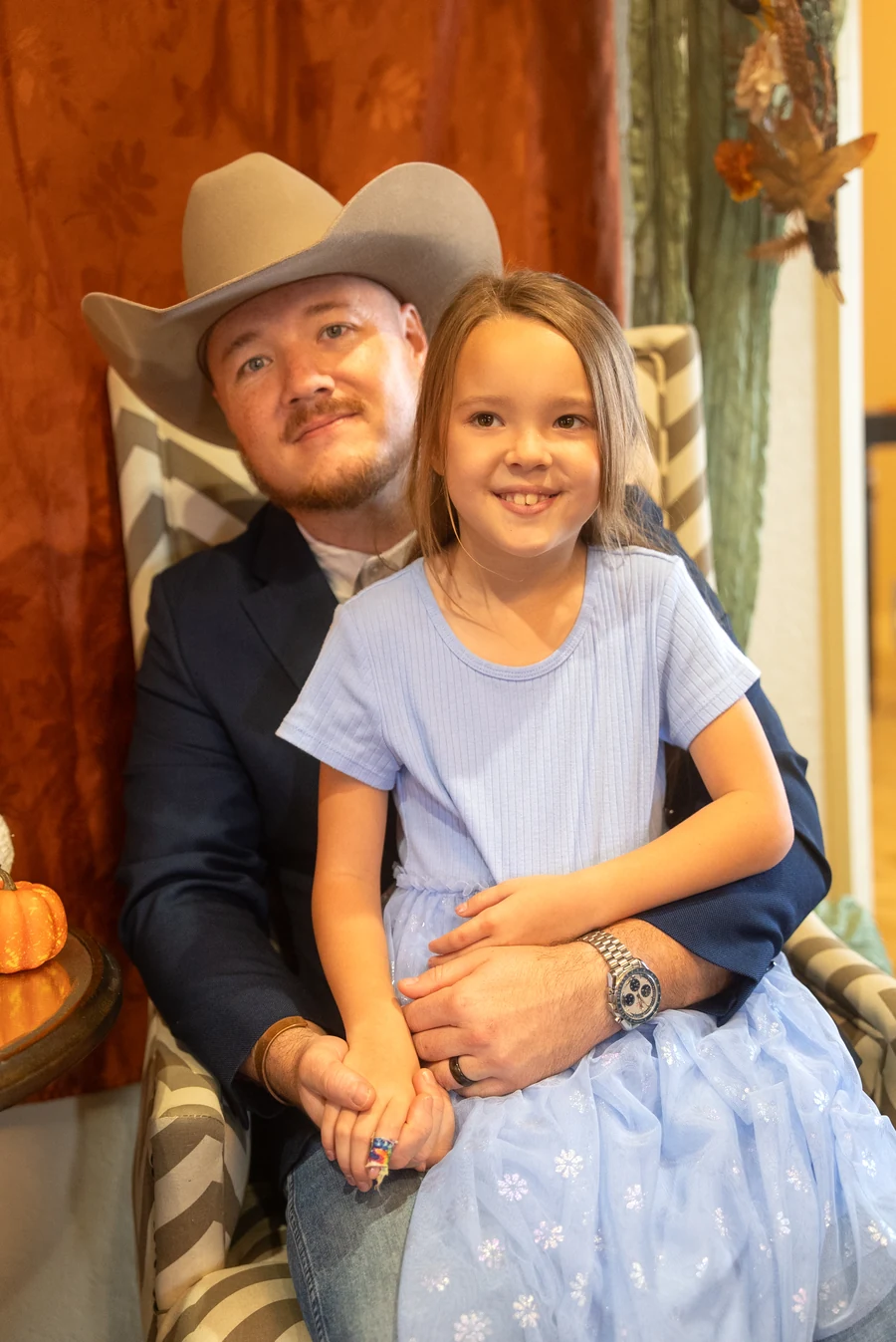 Father and daughter on a fall family portrait set